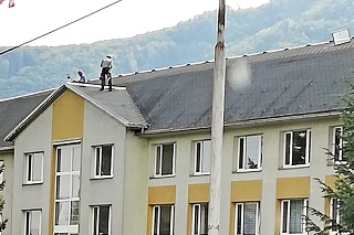 Na streche inšpektorátu sa pohybovalo niekoľko pracovníkov.
