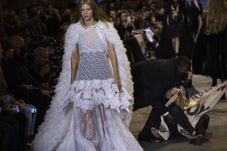 Klimatickí aktivisti narušili v Paríži prehliadku módneho domu Louis Vuitton.