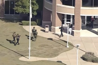 Polícia zadržala študenta, ktorý spustil streľbu na strednej škole v Texase.