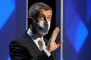 Český premiér Andrej Babiš máva počas televíznej debaty v Prahe