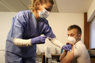 Primár pneumológie a ftizeológie Michal Urda počas očkovania proti ochoreniu COVID-19 v Rooseveltovej nemocnici v Banskej Bystrici.