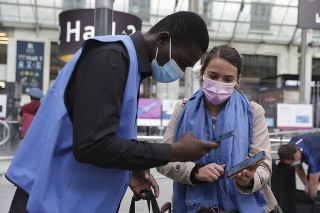 Zamestnanec železnice kontroluje zdravotné potvrdenie (tzv. covidpas) cestujúcej na stanici Gare de Lyon v Paríži