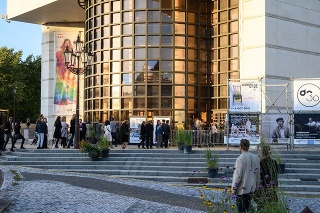 Medzinárodný festival Divadelná Nitra ponúkol od 1. októbra 2021 do 6. októbra 2021 návštevníkom10 inscenácií vo svojej hlavnej časti a 30 rôznych aktivít v sprievodnom programe.