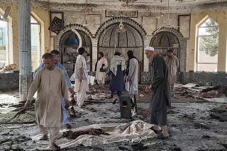 Ľudia si prezerajú škody po mohutnom výbuchu, ktorý otriasol šiitskou mešitou v meste Kundúz na severe Afganistanu v piatok 8. októbra 2021.