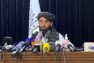 Hovorca Talibanu Zabíhulláh Mudžáhid počas svojej prvej tlačovej konferncie v Kábule.