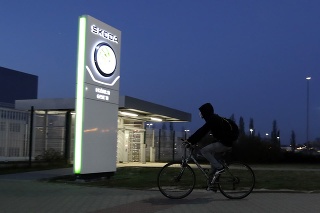 Zamestnanec automobilky Škoda Auto prichádza na bicykli na rannú smenu do závodu v českom meste Mladá Boleslav.