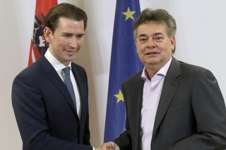 Predseda konzervatívnej Rakúskej ľudovej strany (ÖVP) a bývalý kancelár Sebastian Kurz (vľavo) a šéf Zelených Werner Kogler