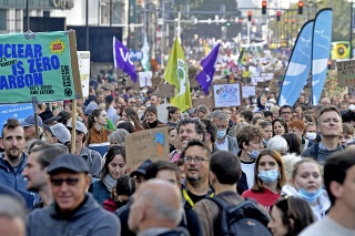 Na snímke protestujúci držia transparenty počas klimatického pochodu v Bruseli 10. októbra 2021. Tisícky ľudí pochodovali v nedeľu ulicami belgickej metropoly Brusel, aby svetových lídrov primäli k odvážnejším opatreniam na boj proti klimatickým zmenám na nadchádzajúcom klimatickom summite v škótskom Glasgowe.