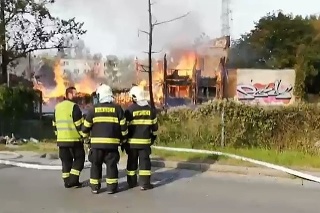 Hasiči zasahujú pri požiari v Bratislave.