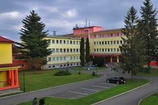 Areál a hlavná budova Ľubovnianskej nemocnice v Starej Ľubovni