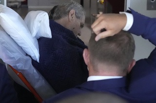 Český prezident Miloš Zeman počas prijatia do Ústrednej vojenskej nemocnice (ÚVN) v Prahe.