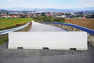 Most vedie z jednej poľnej cesty na druhú.
