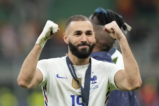 Futbalisti Francúzska triumfovali v 2. ročníku Ligy národov. Vo finálovom zápase v Miláne zvíťazili nad Španielskom 2:1 po tom, čo otočili skóre z 0:1. Na snímke francúzsky útočník Karim Benzema oslavuje víťazstvo.