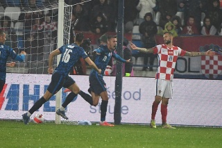 Slovenský futbalista Ivan Schranz (druhý sprava) sa teší po strelení úvodného gólu.