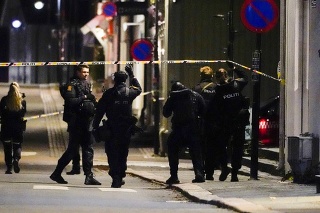 Polícia na mieste činu po útoku v Nórskom meste Kongsberg v stredu 13. októbra 2021. Niekoľko ľudí bolo zabitých a ďalší zranení mužom, ktorý bol ozbrojený lukom a šipmi v meste západne od hlavného Osla.