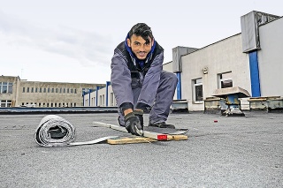 Kevin (20) z Luníka IX pomáha aj na oprave strechy strednej školy v Šaci.