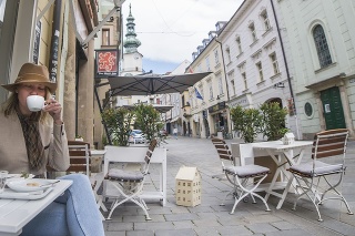 Znovuotvorenie letnej terasy kaviarne v centre mesta Bratislava 6. mája 