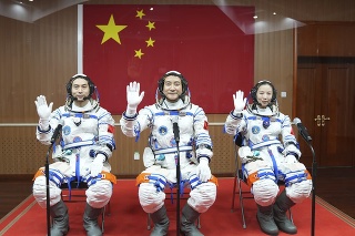 Medzi členmi misie je 41-ročná Wang Ja-pching – prvá čínska astronautka, ktorá vystúpi do otvoreného kozmického priestoru.