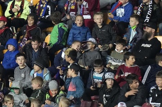 Deti sledujú zápas 2. kola A-skupiny skupinovej fázy Európskej ligy AC Sparta Praha - Glasgow Rangers.