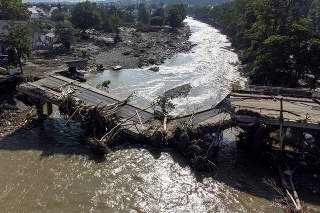  Na snímke kompletne zničený most na rieke Ahr v nemeckom Ahrweileri po povodni 18. júla 2021. 