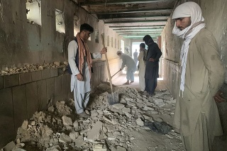 Atentát na mešitu v Kandaháre si vyžiadal desiatky obetí.