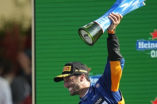  Na snímke austrálsky jazdec F1  Daniel Ricciardo na McLarene sa teší z víťazstva na Veľkej cene Talianska.