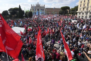 Podľa organizátorov sa pred Bazilikou sv. Jána v Lateráne v Ríme stretlo najmenej 100 000 ľudí.