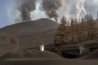 Sopečná erupcia na ostrove La Palma ani po štyroch týždňoch neustáva.