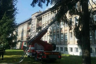 Hasičom sa požiar strechy nemocnice v Ružomberku podarilo krátko po 14-tej hodine lokalizovať.