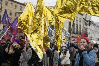 Tisíce ľudí protestovali v Poľsku proti vracaniu migrantov prichádzajúcich cez bieloruské územie.
