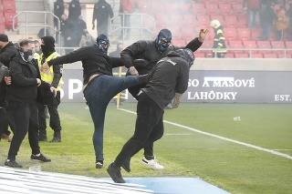 Na snímke bitka medzi fanúšikmi Slovana a Spartaka počas 11. kola futbalovej Fortuna ligy FC Spartak Trnava - ŠK Slovan Bratislava.