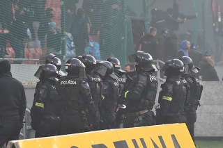 Policajti pred sektorom fanúšikov Slovana