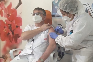 Očkovať proti COVID-19 začali aj v komárňanskej nemocnici.