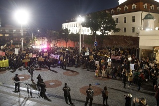 Stovky ľudí v Bratislave podporili bezpečnú a legálnu interrupciu.