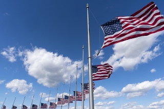 Na snímke americké vlajky spustené na pol žrde okolo Washingtonovho pamätníka na znak piety za zosnulým americkým ministrom zahraničných vecí Colinom Powellom vo Washingtone 18. októbra 2021.