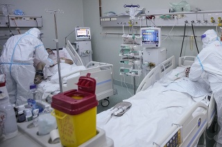Zdravotníci sa starajú o pacientov na Covid oddelení v Bukurešti. 
