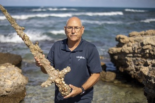 Jacob Šarvit z oddelenia morskej archeológie spolu s významným nálezom.