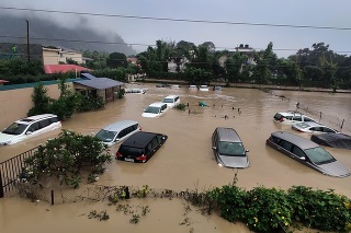 Záplavy a zosuvy pôdy v Himalájach si vyžiadali najmenej 41 obetí.
