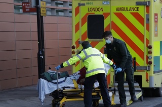 Zdravotníci prevážajú pacienta s COVID-19 do nemocnice v Londýne. 