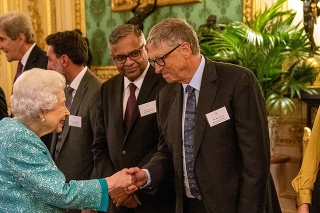 Bill Gates sa panovníčke pri podaní rúk poklonil.
