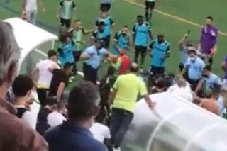 chaos v stretnutí štvrtej najvyššej portugalskej súťaži, dokonca sa strieľalo