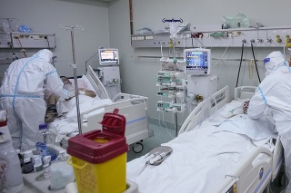 Zdravotníci sa starajú o pacientov na Covid oddelení v Bukurešti. 