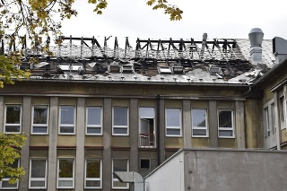 Poškodená budova chirurgického pavilónu ÚVN v Ružomberku, 