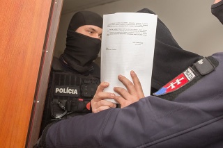 Na snímke bývalý šéf kontrarozviedky SIS Peter Gašparovič v sprievode polície na Špecializovanom trestnom súde v Pezinku.