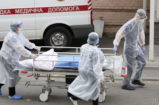 Na Ukrajine pribudol rekordný denný počet úmrtí, prípadov covidu i zaočkovaných.