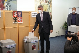 Andrej Babiš odovzdáva hlasovací lístok.