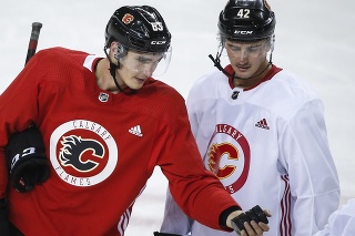 Slovenský hokejista Adam Ružička (vľavo) z Calgary Flames a jeho spoluhráč Glenn Gawdin počas tréningu.