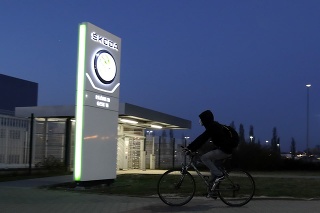 Zamestnanec automobilky Škoda Auto prichádza na bicykli na rannú smenu do závodu v českom meste Mladá Boleslav.