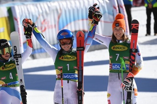 Slovenka Petra Vlhová (vpravo) sa teší na pódiu z tretieho miesta v otváracom obrovskom slalome novej sezóny Svetového pohára alpských lyžiarok na ľadovci Rettenbach v rakúskom Söldene