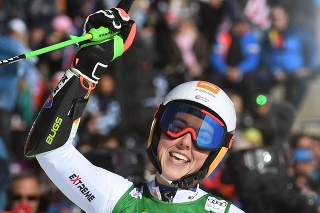 Slovenka Petra Vlhová sa teší v cieli druhého kola obrovského slalomu Svetového pohára alpských lyžiarok na ľadovci Rettenbach v rakúskom Söldene